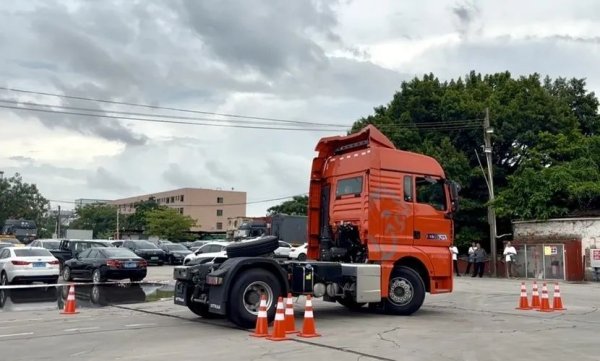 鼎牛网 广州市危险货物运输行业协会丨牵引车“蛇形绕桩”很丝滑！广州市危运行业2025年从业人员技能竞赛举行